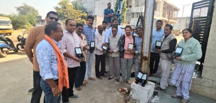 वार्ड 14 साकरकर कॉम्पलेक्स में पार्षद निधि से स्ट्रीट लाइट व्यवस्था का शुभारंभ