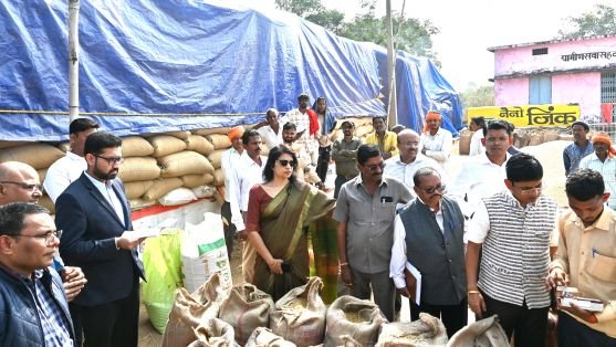 dhan nami janch प्रभारी सचिव बारिक ने विकास कार्यों व धान खरीदी व्यवस्था का किया निरीक्षण