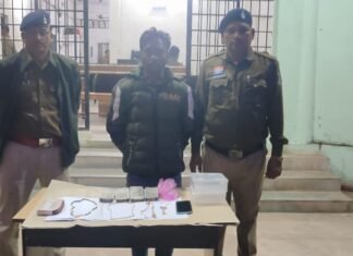 सोना-चांदी चमकाने के बहाने ठगी करने वाला आरोपी गिरफ्तार, बिहार से दबोचा गया सोना-चांदी चमकाने के बहाने ठगी करने वाला गिरफ्तार, बिहार में पकड़ाया