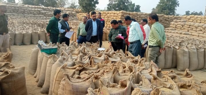 कलेक्टर ने धान खरीदी केंद्रों का औचक निरीक्षण किया