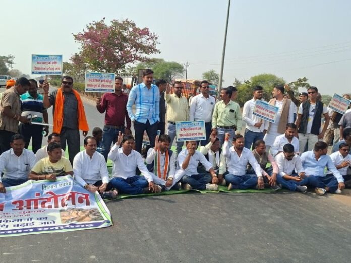 धान खरीदी की समय-सीमा बढ़ाने की मांग पर किसानों का चक्का जाम