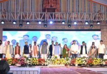 मुख्यमंत्री साय ने किया सिरपुर महोत्सव का भव्य शुभारंभ, 200 करोड़ के विकास कार्यों की सौगात सिरपुर महोत्सव का शुभारम्भ, 200 करोड़ के विकास कार्यों की मिली सौगात