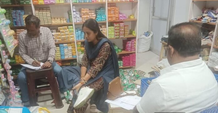 1000132886 09 बोरी गुटखा जब्त, नमूने जांच हेतु भेजे गए