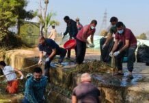 खरोरा सरोवर में चला स्वच्छता का महाअभियान, जनसहयोग से प्लास्टिक व जलकुंभी हटाई गई खरोरा सरोवर में चला स्वच्छता का महाअभियान