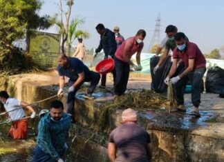 खरोरा सरोवर में चला स्वच्छता का महाअभियान, जनसहयोग से प्लास्टिक व जलकुंभी हटाई गई खरोरा सरोवर में चला स्वच्छता का महाअभियान