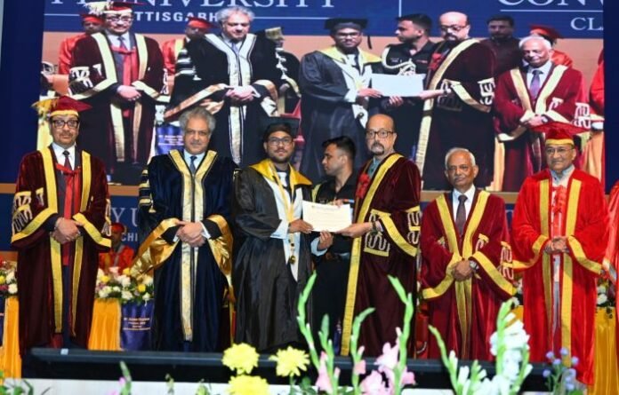 1772192752_d5b5de4e7cc282 एमेटी यूनिवर्सिटी के दीक्षांत समारोह में महासमुंद के शिवा पवार को गोल्ड मेडल