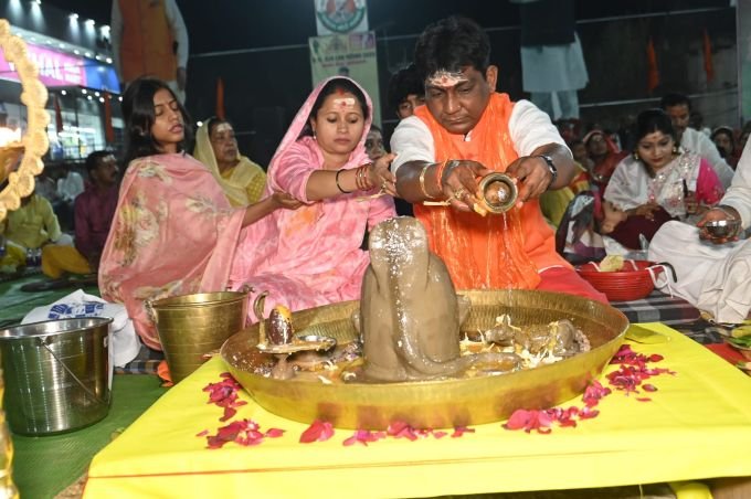 63d9275c-bb82-4c59-b09e16 महाशिवरात्रि पर विधायक परिवार ने किया पार्थिव शिवलिंग का रुद्राभिषेक