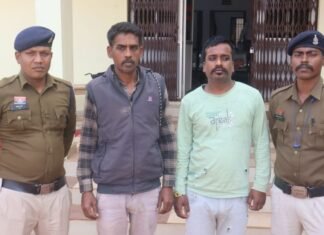 पुलिस को वाहन से कुचलने की कोशिश करने वाले गांजा तस्कर गिरफ्तार , मध्यप्रदेश से दबोचे गए आरोपी पुलिस को वाहन से कुचलने की कोशिश करने वाले गांजा तस्कर गिरफ्तार