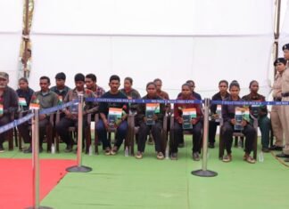 73 लाख के इनामी 15 माओवादी ने हथियारों सहित किया आत्मसमर्पण, मुख्यधारा में लौटने का लिया संकल्प 73 लाख के इनामी 15 माओवादी ने हथियारों सहित किया आत्मसमर्पण