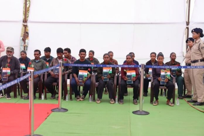 11d73193-b128-461e-91ff-13 73 लाख के इनामी 15 माओवादी ने हथियारों सहित किया आत्मसमर्पण