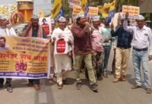 रसोई गैस की कमी के विरोध में आप का प्रदर्शन, सिलेंडर की ‘शव यात्रा’ निकालकर सौंपा ज्ञापन रसोई गैस की कमी को लेकर सिलेंडर की ‘शव यात्रा’ निकालकर सौंपा ज्ञापन