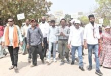 खल्लारी में सड़क चौड़ीकरण की मांग को लेकर सत्याग्रह, ग्रामीणों ने किया पदयात्रा व धरना प्रदर्शन खल्लारी में सड़क चौड़ीकरण की मांग को लेकर सत्याग्रह