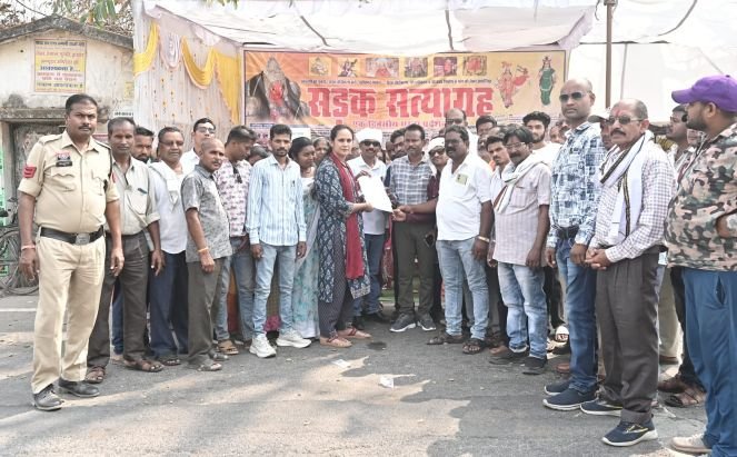 खल्लारी में सड़क चौड़ीकरण की मांग को लेकर सत्याग्रह