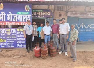 होटलों-ढाबों में घरेलू गैस सिलेंडरों के दुरुपयोग पर कार्रवाई, जांच में 29 सिलेंडर जब्त होटलों-ढाबों में घरेलू गैस सिलेंडरों के खिलाफ कार्रवाई 29 सिलेंडर जब्त