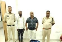 वाहन चेकिंग में 75 लाख नकदी बरामद, वैध दस्तावेज नहीं मिलने पर दो लोग हिरासत में वाहन चेकिंग में 75 लाख बरामद, वैध दस्तावेज न होने पर दो लोग हिरासत में