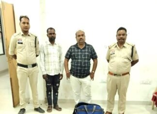 वाहन चेकिंग में 75 लाख नकदी बरामद, वैध दस्तावेज नहीं मिलने पर दो लोग हिरासत में वाहन चेकिंग में 75 लाख बरामद, वैध दस्तावेज न होने पर दो लोग हिरासत में