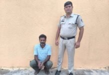 10 माह से फरार अंतरराज्यीय गांजा तस्कर ओडिशा से गिरफ्तार, महासमुंद पुलिस को बड़ी सफलता 10 माह से फरार अंतरराज्यीय गांजा तस्कर ओडिशा से गिरफ्तार
