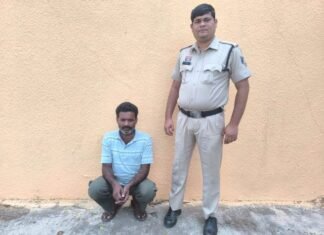 10 माह से फरार अंतरराज्यीय गांजा तस्कर ओडिशा से गिरफ्तार, महासमुंद पुलिस को बड़ी सफलता 10 माह से फरार अंतरराज्यीय गांजा तस्कर ओडिशा से गिरफ्तार