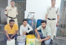 अवैध डीजल कारोबार में तीन आरोपी गिरफ्तार,पिथौरा पुलिस ने की कार्रवाई अवैध डीजल कारोबार में तीन आरोपी गिरफ्तार,पिथौरा पुलिस ने की कार्रवाई