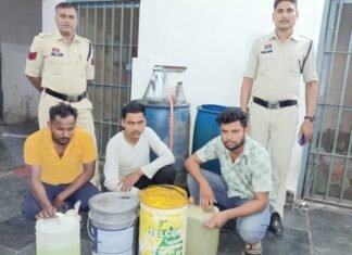 अवैध डीजल कारोबार में तीन आरोपी गिरफ्तार,पिथौरा पुलिस ने की कार्रवाई अवैध डीजल कारोबार में तीन आरोपी गिरफ्तार,पिथौरा पुलिस ने की कार्रवाई