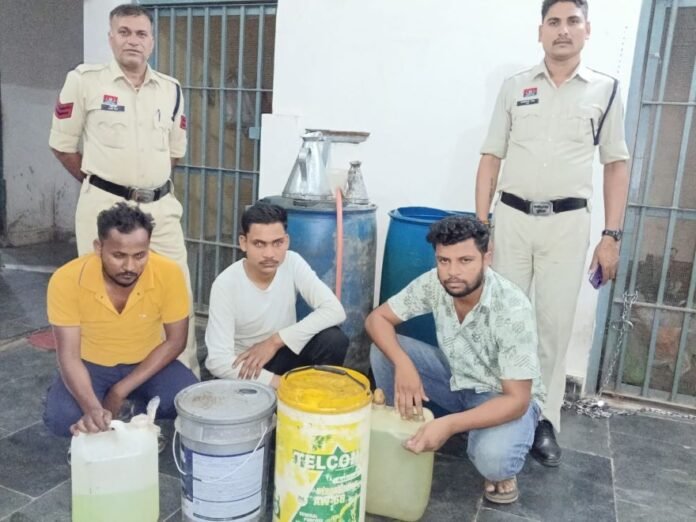 a5828618-7153-4b1b-966e-63ac84 अवैध डीजल कारोबार में तीन आरोपी गिरफ्तार,पिथौरा पुलिस ने की कार्रवाई
