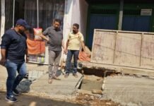 गांधी चौक में निर्माणाधीन सीसी नाली में खामियों पर उठे सवाल, जांच की मांग गांधी चौक में निर्माणाधीन सीसी नाली में खामियों पर उठे सवाल, जांच की मांग