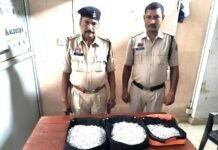 बस यात्री के पास से बगैर दस्तावेज के मिले 18.59 किलो चांदी के जेवर, पुलिस ने किया जप्त बसयात्री के पास से बगैर दस्तावेज के मिले 18.59 किलो चांदी के जेवर