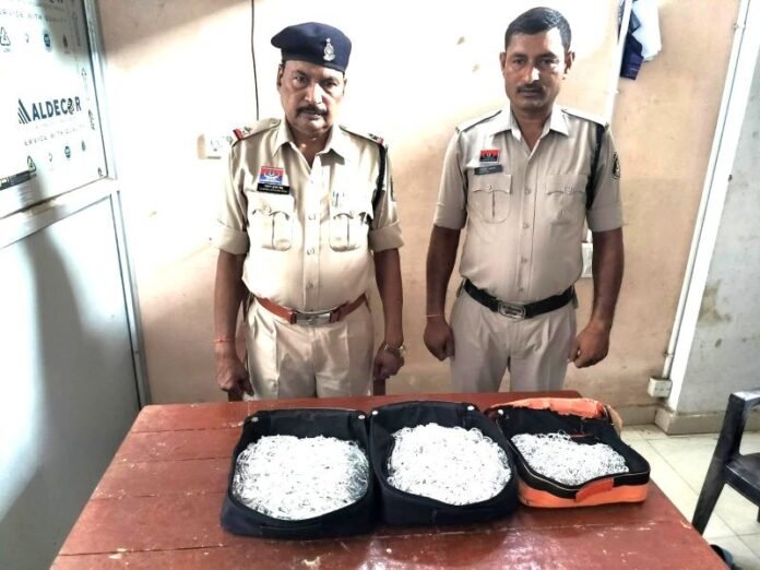 बसयात्री के पास से बगैर दस्तावेज के मिले 18.59 किलो चांदी के जेवर