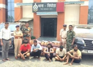 2.81 क्विंटल गांजा के साथ 5 तस्कर गिरफ्तार, 2 करोड़ से अधिक की संपत्ति जब्त 2.81 क्विंटल गांजा के साथ 5 तस्कर गिरफ्तार