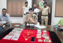 पुलिस ने पकड़ा शातिर चोर, 10 से अधिक वारदातों का खुलासा, लाखों के जेवर बरामद पुलिस ने पकड़ा शातिर चोर, 10 से अधिक वारदातों का खुलासा