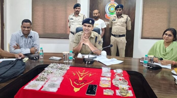 पुलिस ने पकड़ा शातिर चोर, 10 से अधिक वारदातों का खुलासा