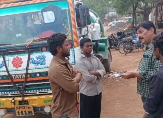 बिना अनुमति शहर में चल रहे सेप्टिक टैंक सफाई वाहन की जांच, नपा ने दी चेतावनी बिना अनुमति शहर में चल रहे सेप्टिक टैंक सफाई वाहन की हुई जांच
