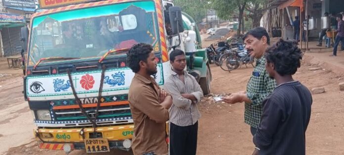 बिना अनुमति शहर में चल रहे सेप्टिक टैंक सफाई वाहन की हुई जांच