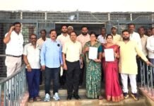 खमतराई के जर्जर स्कूल भवन के लिए 20 लाख की मांग, कलेक्टर को सौंपा ज्ञापन खमतराई के जर्जर स्कूल भवन के लिए 20 लाख की मांग, कलेक्टर को ज्ञापन