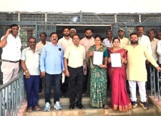 खमतराई के जर्जर स्कूल भवन के लिए 20 लाख की मांग, कलेक्टर को सौंपा ज्ञापन खमतराई के जर्जर स्कूल भवन के लिए 20 लाख की मांग, कलेक्टर को ज्ञापन