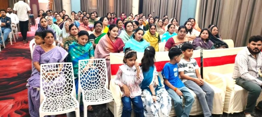 ‘मैं कौन हूं’ का भव्य विमोचन, साहित्यिक जगत ने की सराहना