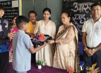 जरूरतमंद विद्यार्थियों को बांटी शिक्षण सामग्री सोहम हॉस्पिटल व आस्था वेलफेयर संस्था ने जरूरतमंद विद्यार्थियों को बांटी गई शिक्षण सामग्री