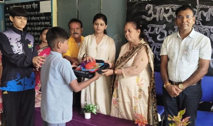 जरूरतमंद विद्यार्थियों को बांटी गई शिक्षण सामग्री