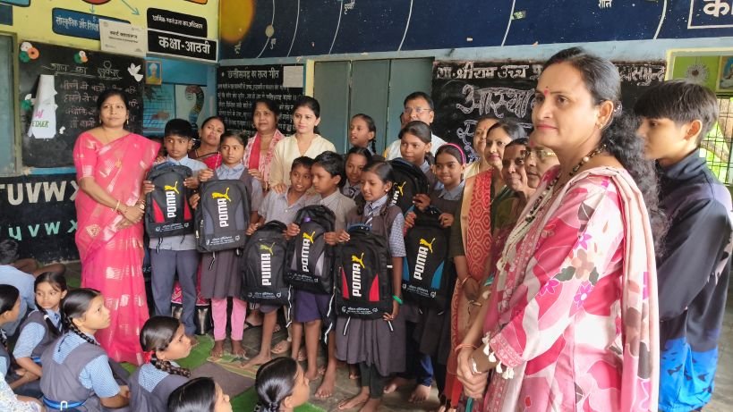 जरूरतमंद विद्यार्थियों को बांटी गई शिक्षण सामग्री