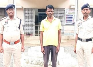 40.96 लाख रुपये के घोटाले का खुलासा,धान खरीदी अनियमितता मामले में फरार समिति प्रभारी गिरफ्तार 40.96 लाख रुपये के धान घोटाले का खुलासा,फरार समिति प्रभारी गिरफ्तार