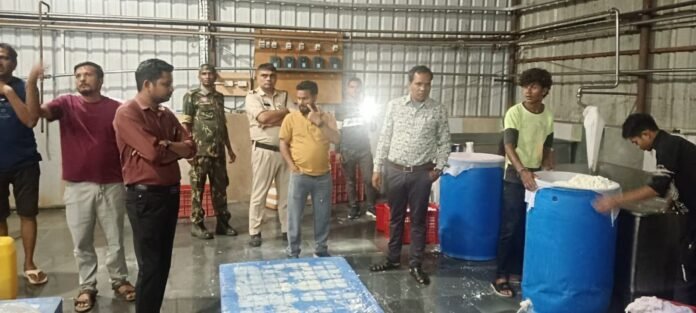 1000206531 (2) वैद्य फूड में प्रशासन की देर रात छापेमारी, 200 किलो एनालॉग पनीर जब्त
