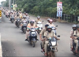 तिरंगामय हुआ महासमुंद शहर, पुलिस जवानों ने निकाली भव्य बाइक रैली तिरंगामय हुआ महासमुंद शहर, पुलिस जवानों ने निकाली भव्य बाइक रैली