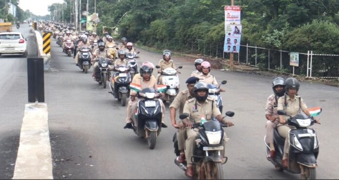 तिरंगामय हुआ महासमुंद शहर, पुलिस जवानों ने निकाली भव्य बाइक रैली