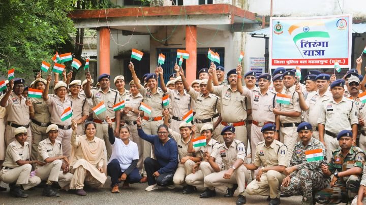 तिरंगामय हुआ महासमुंद शहर, पुलिस जवानों ने निकाली भव्य बाइक रैली