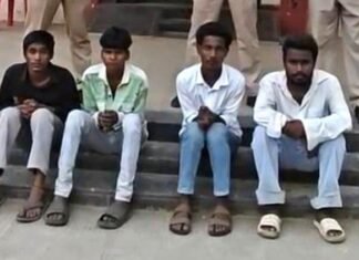 राहगीर से मोबाइल-नगदी लूटने वाले गिरोह का पर्दाफाश, 4 आरोपी गिरफ्तार राहगीर से मोबाइल-नगदी लूटने वाले गिरोह का पर्दाफाश, 4 आरोपी गिरफ्तार