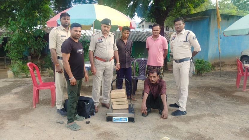 बैग में गांजा रखे बस के इंतजार में खडे तस्कर पुलिस के गिरफ्त में