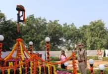पुलिस स्मृति दिवस:- श्रद्धांजली कार्यक्रम मे शामिल जिले के 19 शहीद जवानो के परिजन पुलिस स्मृति दिवस:- श्रद्धांजली कार्यक्रम मे शामिल जिले के 19 शहीद के परिजन