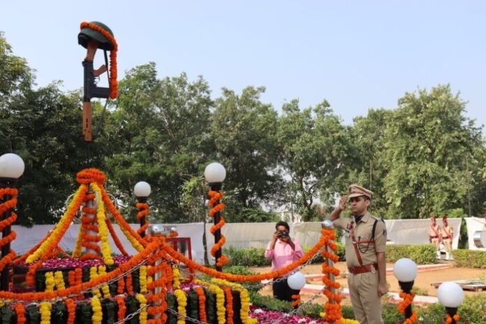 पुलिस स्मृति दिवस:- श्रद्धांजली कार्यक्रम मे शामिल जिले के 19 शहीद के परिजन