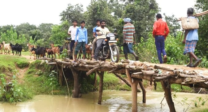 90% आदिवासी आबादी पक्की सड़क को तरसी,पड़कीपाली आज भी है टापू